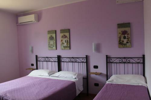 Hostal Piccola Perla Guest House