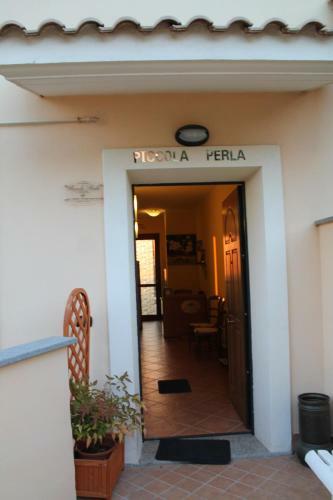 Hostal Piccola Perla Guest House