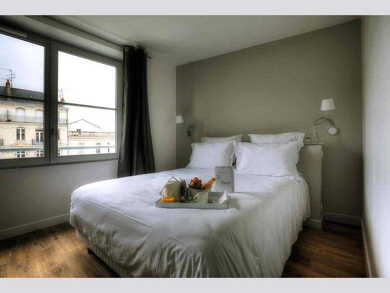 Hotel 21, Foch
