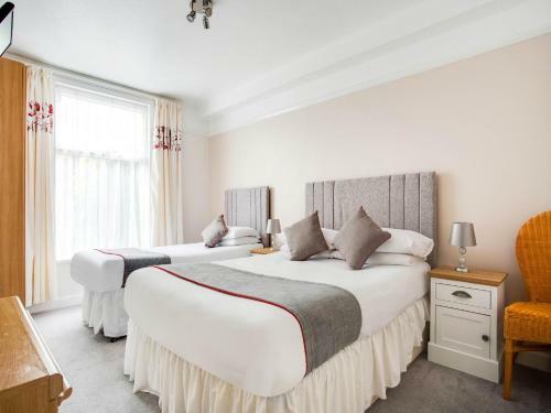 Godolphin Arms Hotel