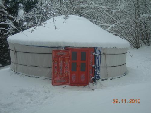 Hostal Cabanes Et Yourtes De La Vall�e De L'ance