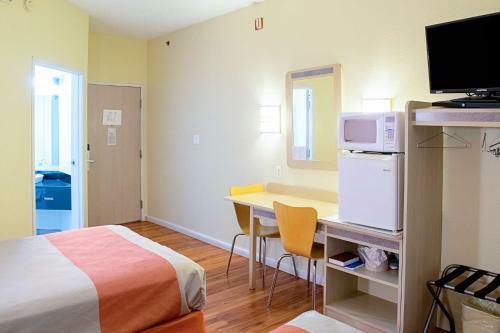 Motel 6 Seymour North
