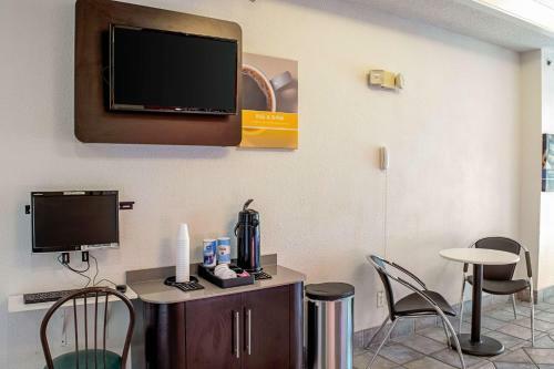 Motel 6 Seymour North