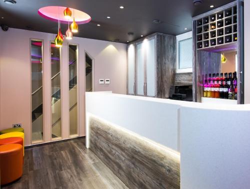 London Court Hotel