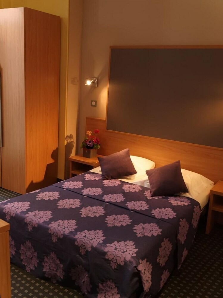 Modern Waikiki Hotel