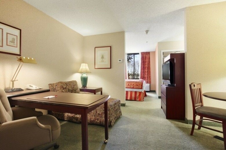 Hotel Ramada Suites Orlando Airport