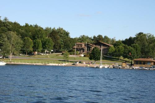 Hotel Dunham's Bay Resort