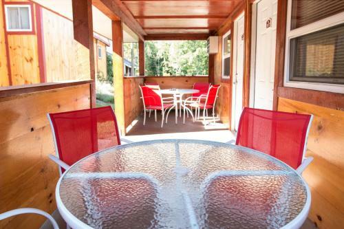 King Hendrick Motel And Suites