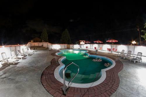 King Hendrick Motel And Suites