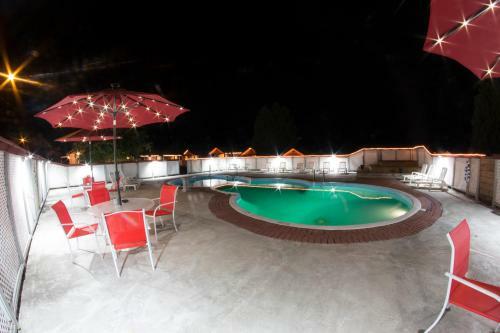 King Hendrick Motel And Suites