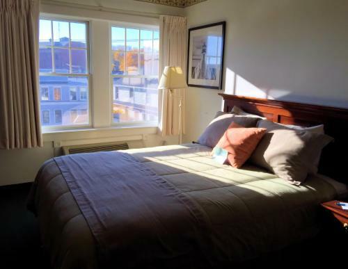 Camden Riverhouse Hotel And Inn