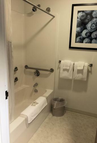 Camden Riverhouse Hotel And Inn