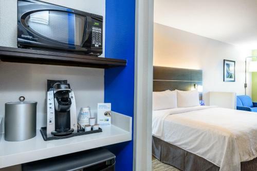 Holiday Inn Express Hotel And Suites Bastrop