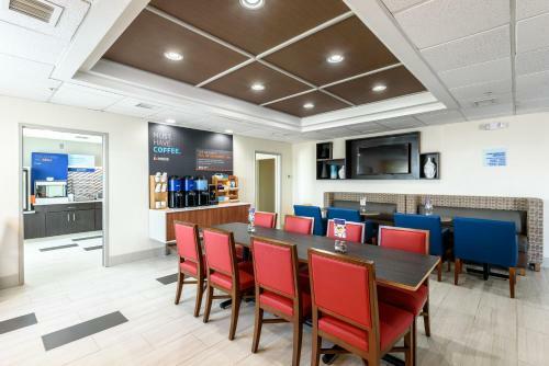 Holiday Inn Express Hotel And Suites Bastrop