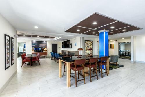 Holiday Inn Express Hotel And Suites Bastrop