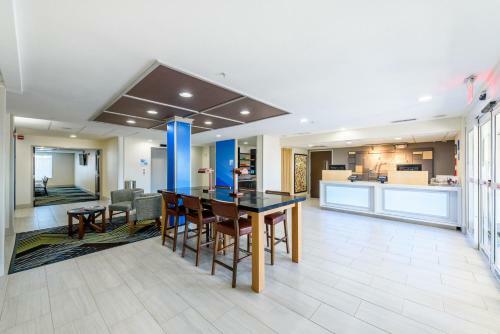 Holiday Inn Express Hotel And Suites Bastrop