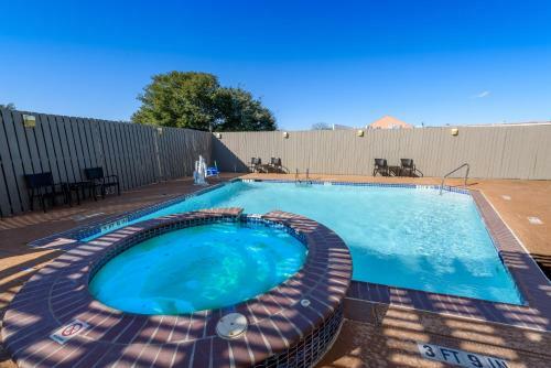 Holiday Inn Express Hotel And Suites Bastrop
