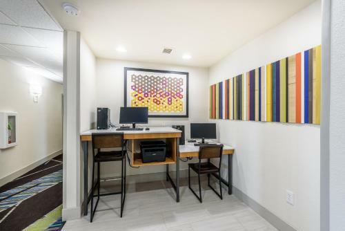 Holiday Inn Express Hotel And Suites Bastrop