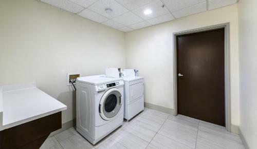 Holiday Inn Express Hotel And Suites Bastrop