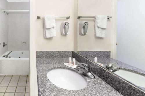 Hotel Super 8 By Wyndham Ocean Springs Biloxi