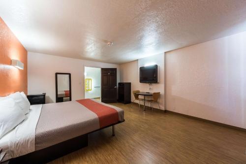 Motel 6 Uvalde