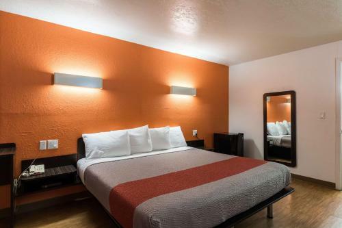Motel 6 Uvalde