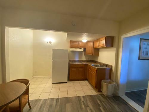 Motel Travelers Place Inn & Suites