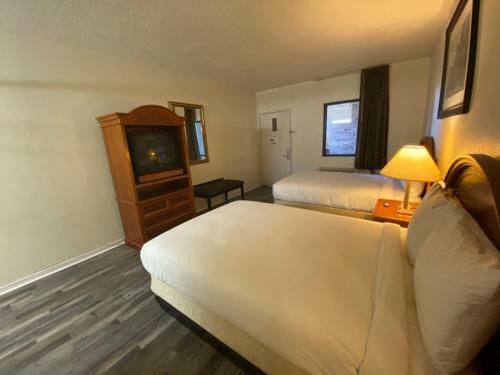 Motel Travelers Place Inn & Suites