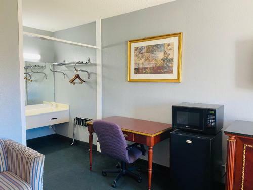 Motel Travelers Place Inn & Suites