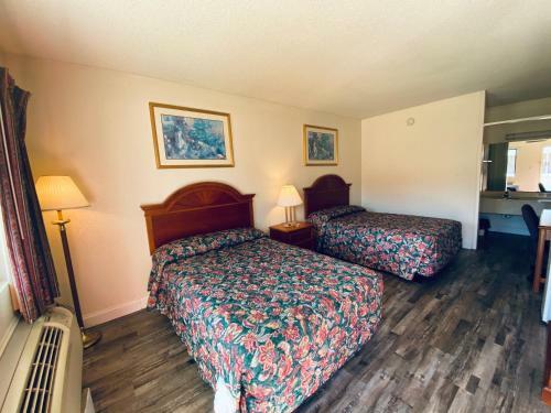Motel Travelers Place Inn & Suites