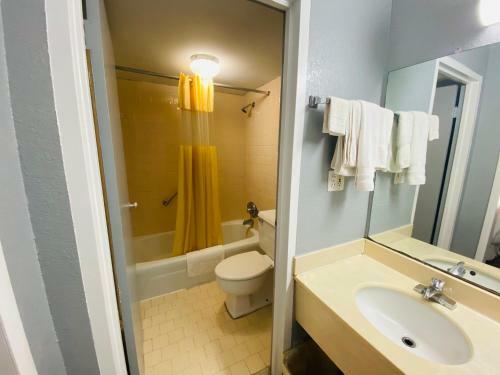 Motel Travelers Place Inn & Suites