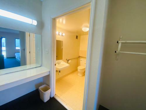Motel Travelers Place Inn & Suites