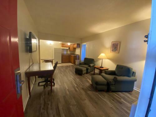 Motel Travelers Place Inn & Suites