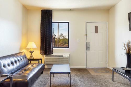 Motel Travelers Place Inn & Suites