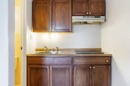 Motel Travelers Place Inn & Suites