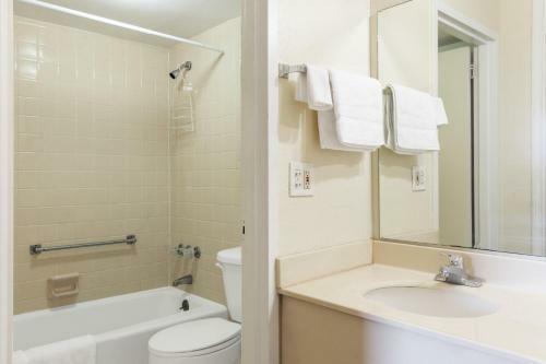Motel Travelers Place Inn & Suites