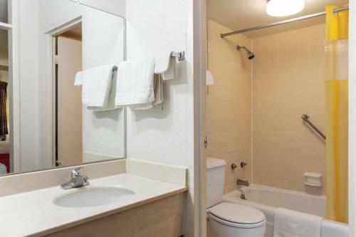 Motel Travelers Place Inn & Suites