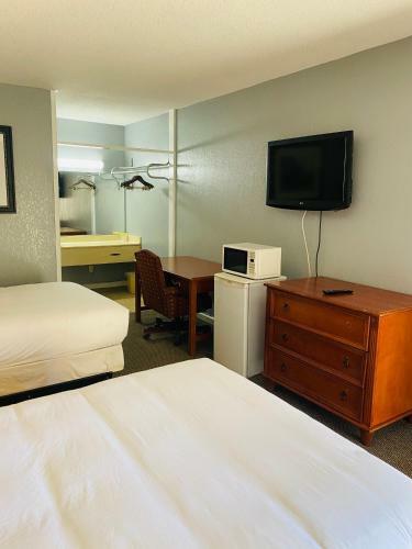 Motel Travelers Place Inn & Suites