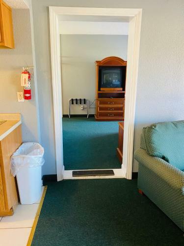 Motel Travelers Place Inn & Suites