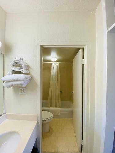 Motel Travelers Place Inn & Suites