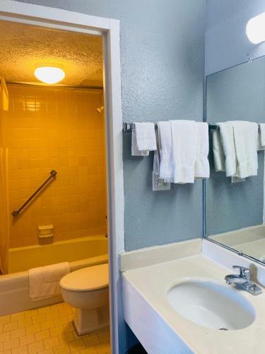Motel Travelers Place Inn & Suites