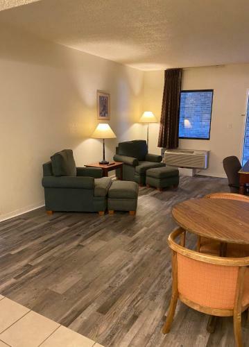 Motel Travelers Place Inn & Suites