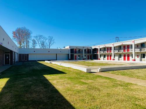 Motel Travelers Place Inn & Suites