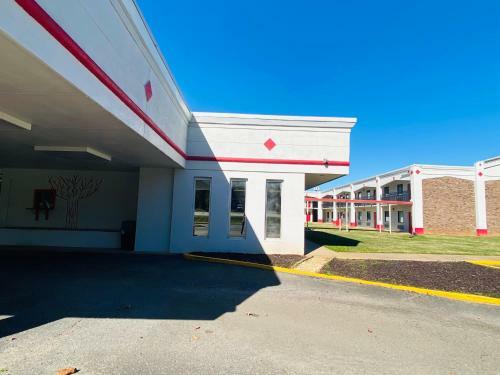 Motel Travelers Place Inn & Suites