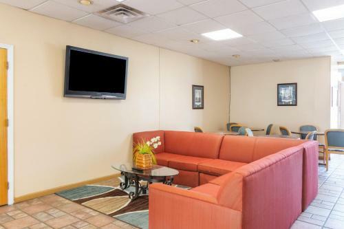 Motel Travelers Place Inn & Suites