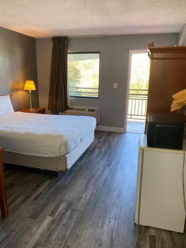 Motel Travelers Place Inn & Suites