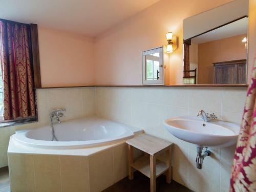 Holiday Home Chateau Du Risdoux Vireuxwallerand