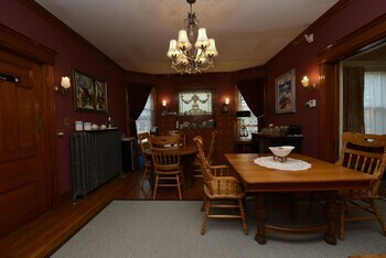 The Munroe Inn Bed And Breakfast