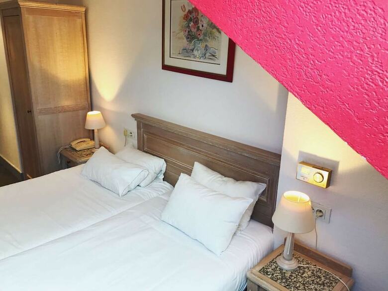 Hotel H�tel Aux Sacres