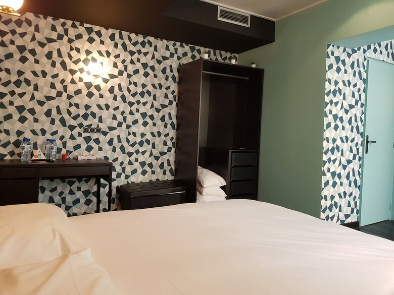 Hotel H�tel Aux Sacres